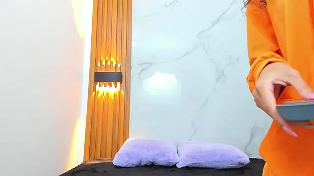 Snapshot of IsabellaMonet chatting on November 13, 11:14 am IsabellaMonet online show from November 13, 11:14 am