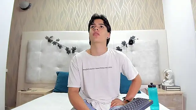 Snapshot of BenitoSaenz chatting on November 21, 12:04 pm BenitoSaenz online show from November 21, 12:04 pm