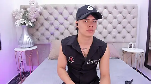 Snapshot of BenitoSaenz chatting on November 13, 11:58 am BenitoSaenz online show from November 13, 11:58 am