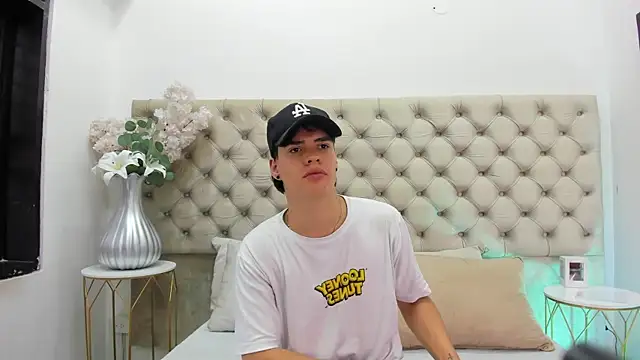 Snapshot of BenitoSaenz chatting on November 4, 11:58 am BenitoSaenz online show from November 4, 11:58 am