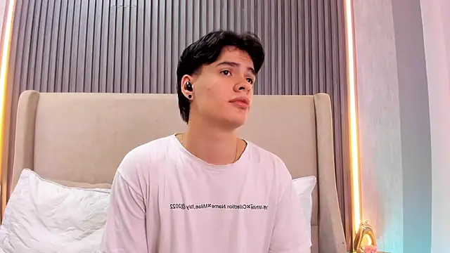 Snapshot of BenitoSaenz chatting on November 14, 10:41 am BenitoSaenz online show from November 14, 10:41 am