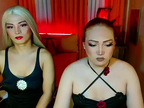 Snapshot of LillyLoveYou chatting on July 17, 2:25 pm LillyLoveYou online show from July 17, 2:25 pm