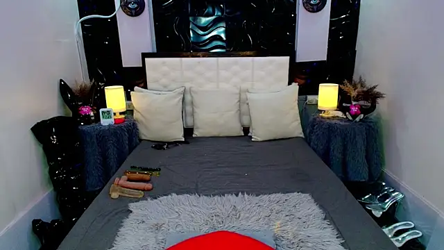 Snapshot of TatianaWil chatting on February 8, 6:33 am TatianaWil online show from February 8, 6:33 am