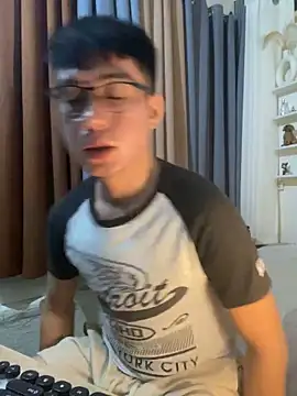 Snapshot of xshyboyx chatting on December 4, 11:31 am xshyboyx online show from December 4, 11:31 am