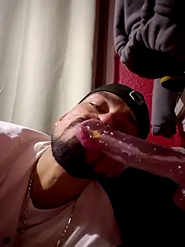 Snapshot of Cnutt310 chatting on October 24, 7:40 am Cnutt310 online show from October 24, 7:40 am