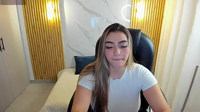 Snapshot of KYLIE_JONES6 chatting on October 6, 2:35 am KYLIE JONES6 online show from October 6, 2:35 am