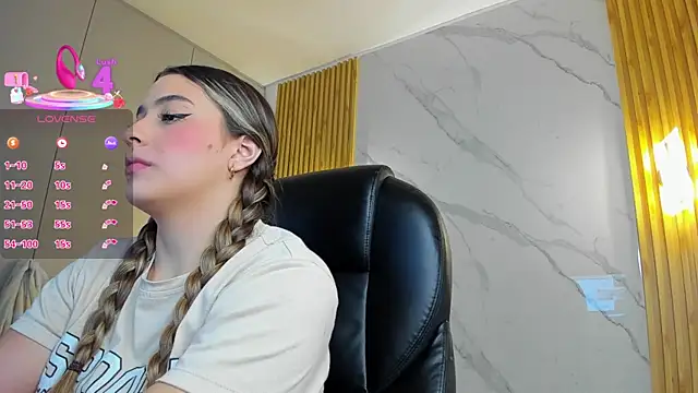 Snapshot of KYLIE_JONES6 chatting on September 23, 3:02 am KYLIE JONES6 online show from September 23, 3:02 am