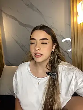 Snapshot of KYLIE_JONES6 chatting on October 27, 3:18 am KYLIE JONES6 online show from October 27, 3:18 am