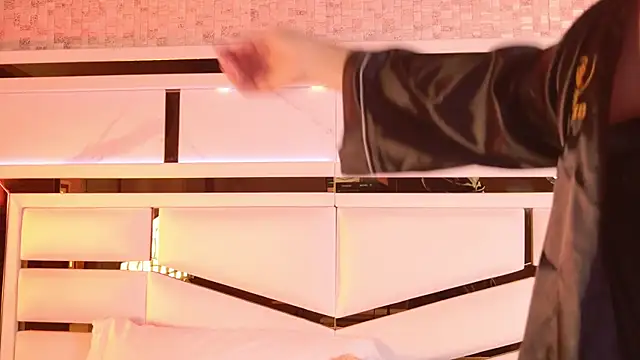 Snapshot of ambar_rosse25 chatting on October 19, 12:08 pm ambar rosse25 online show from October 19, 12:08 pm