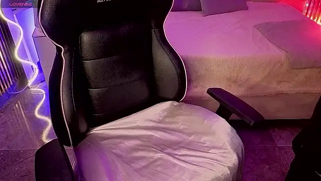 LIHIAN TAY online show from March 26, 12:58 pm