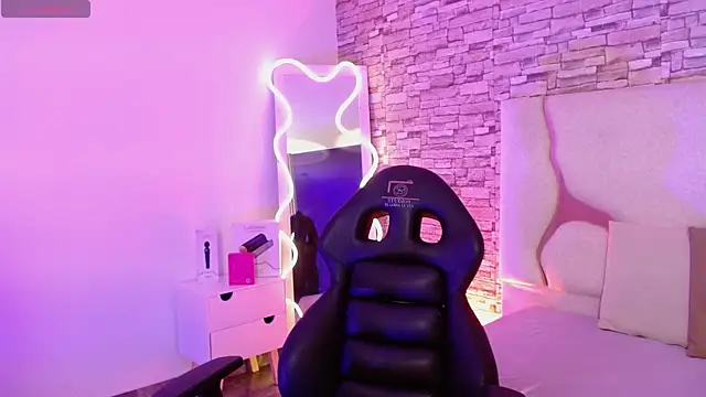 LIHIAN TAY online show from September 24, 3:35 am