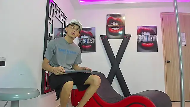 Snapshot of RED_EMPIRE chatting on September 14, 1:33 pm RED EMPIRE online show from September 14, 1:33 pm