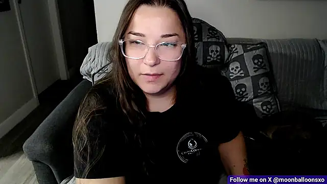 Snapshot of MoonBalloons chatting on November 2, 3:44 am MoonBalloons online show from November 2, 3:44 am