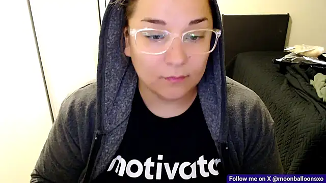 Snapshot of MoonBalloons chatting on November 16, 7:13 am MoonBalloons online show from November 16, 7:13 am