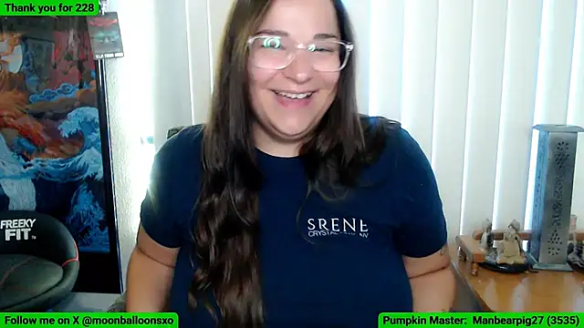 Snapshot of MoonBalloons chatting on October 1, 6:56 pm MoonBalloons online show from October 1, 6:56 pm