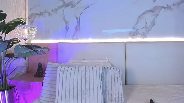 ValSmith  online show from December 3, 3:40 am