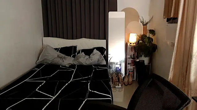 Snapshot of Ur_QueenCamilla chatting on November 13, 3:32 am Ur QueenCamilla online show from November 13, 3:32 am