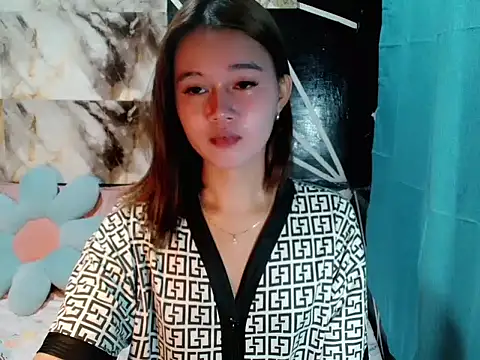 Snapshot of urgirl_mikah chatting on November 19, 5:29 am urgirl mikah online show from November 19, 5:29 am