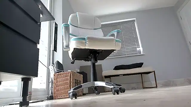 Snapshot of foxyroxymilf chatting on January 6, 1:15 pm foxyroxymilf online show from January 6, 1:15 pm