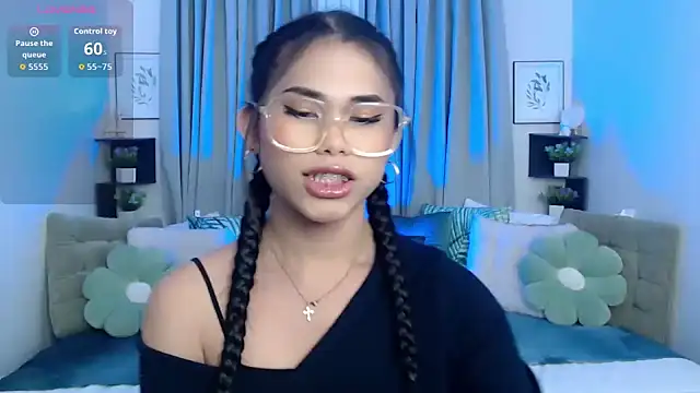 PrettyBlythes TS online show from October 25, 9:30 am