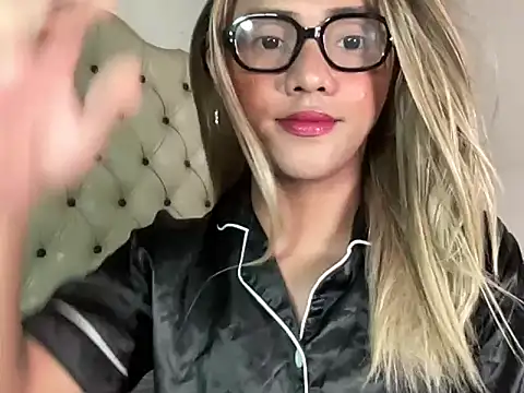 Snapshot of calimonroe chatting on March 3, 4:41 am calimonroe online show from March 3, 4:41 am