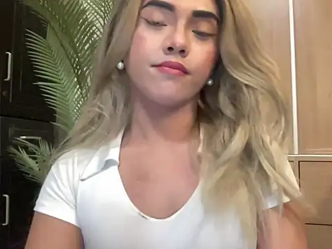 Snapshot of calimonroe chatting on April 16, 1:34 pm calimonroe online show from April 16, 1:34 pm