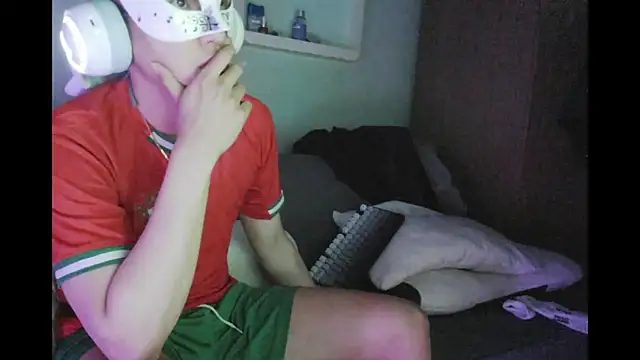 Snapshot of boyhigh1997 chatting on June 15, 7:24 pm boyhigh1997 online show from June 15, 7:24 pm