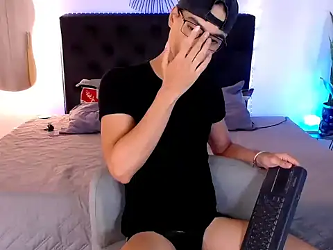 NoahDevil18 online show from September 26, 9:43 pm