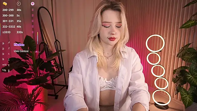 LauraWifeness online show from December 3, 6:36 am