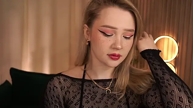 LauraWifeness online show from April 5, 6:20 am