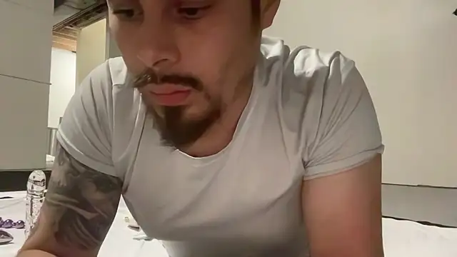 PuttieIn online show from May 7, 2:16 am