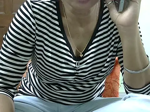 Snapshot of CHAMELI4747 chatting on December 2, 8:27 am CHAMELI4747 online show from December 2, 8:27 am