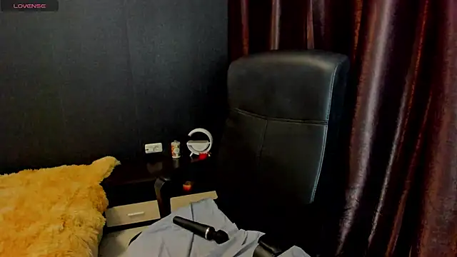 Snapshot of emmamaturre chatting on February 18, 10:36 pm emmamaturre online show from February 18, 10:36 pm