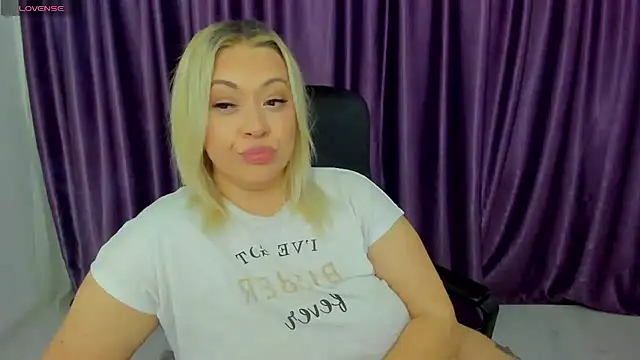 Snapshot of emmamaturre chatting on December 14, 5:07 am emmamaturre online show from December 14, 5:07 am