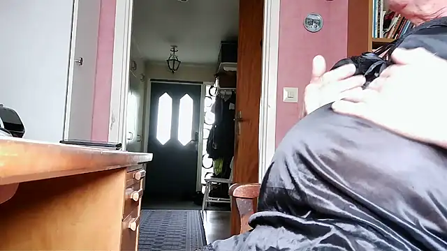 Snapshot of Solek56 chatting on October 6, 8:26 am Solek56 online show from October 6, 8:26 am