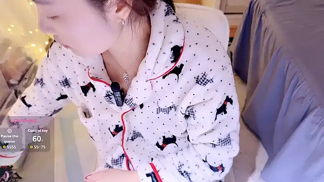 Snapshot of charlotte520 chatting on November 26, 5:18 am charlotte520 online show from November 26, 5:18 am