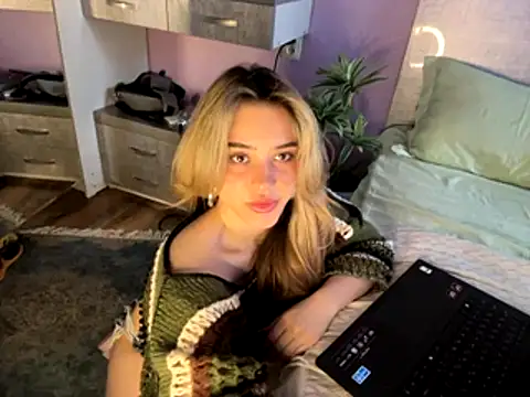 Chloe Ravens online show from November 7, 7:02 am