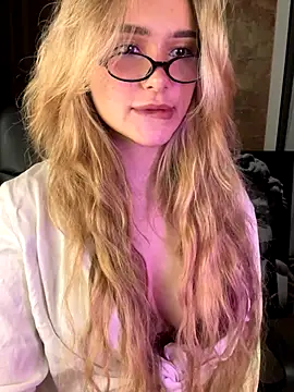 Snapshot of Chloe_Ravens chatting on October 11, 8:10 pm Chloe Ravens online show from October 11, 8:10 pm