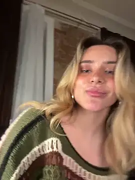 Snapshot of Chloe_Ravens chatting on September 21, 8:14 pm Chloe Ravens online show from September 21, 8:14 pm