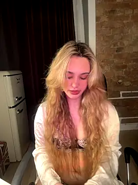 Snapshot of Chloe_Ravens chatting on October 7, 8:10 pm Chloe Ravens online show from October 7, 8:10 pm