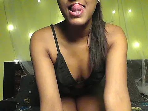 Snapshot of mickle_james chatting on November 6, 6:01 pm mickle james online show from November 6, 6:01 pm