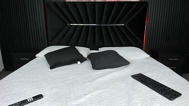 Snapshot of Bigsexxyass chatting on October 15, 8:11 am Bigsexxyass online show from October 15, 8:11 am