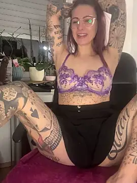 Snapshot of Dirty_Mel chatting on November 5, 9:18 pm Dirty Mel online show from November 5, 9:18 pm