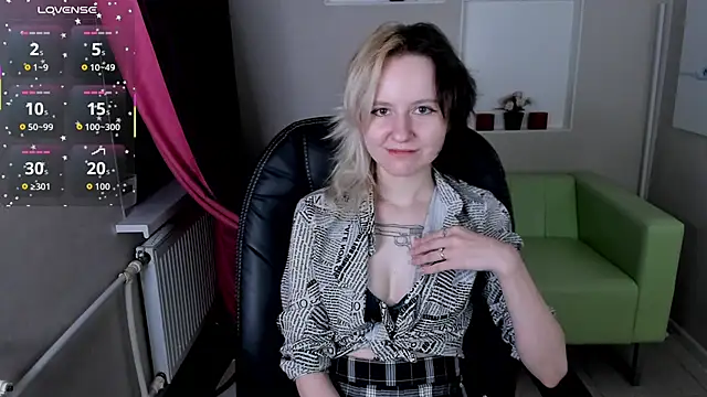 Snapshot of girl_next_doorr chatting on October 23, 1:21 pm girl next doorr online show from October 23, 1:21 pm