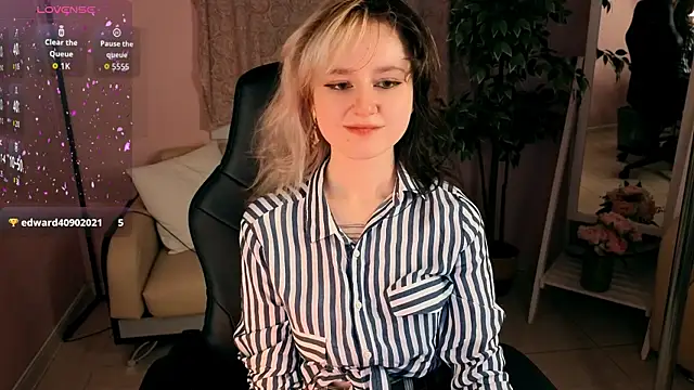 Snapshot of girl_next_doorr chatting on July 10, 1:22 pm girl next doorr online show from July 10, 1:22 pm