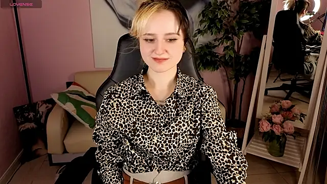 girl next doorr online show from March 15, 1:29 pm