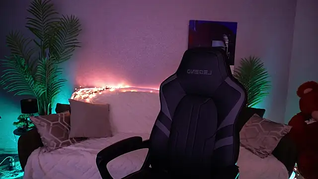 FataleNellie online show from April 2, 9:21 pm