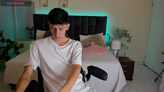 Snapshot of Jhon_snow22 chatting on November 24, 12:27 pm Jhon snow22 online show from November 24, 12:27 pm