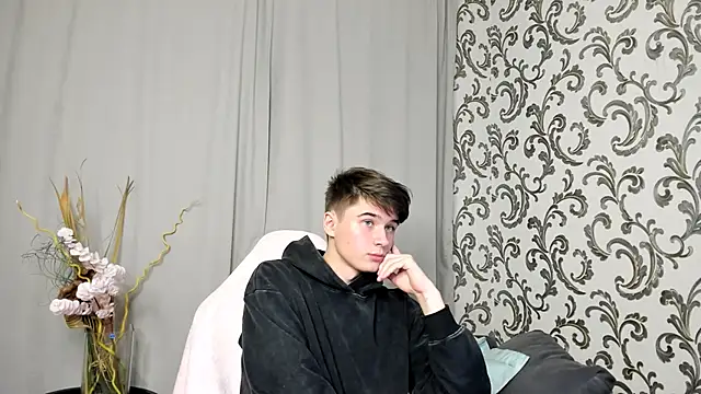 Snapshot of SherlockMax chatting on September 18, 6:00 pm SherlockMax online show from September 18, 6:00 pm