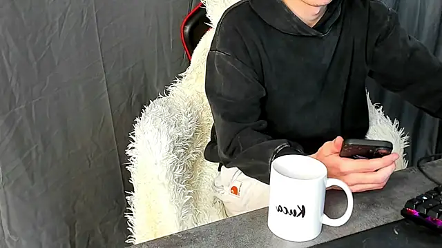 Snapshot of SherlockMax chatting on September 28, 3:19 pm SherlockMax online show from September 28, 3:19 pm